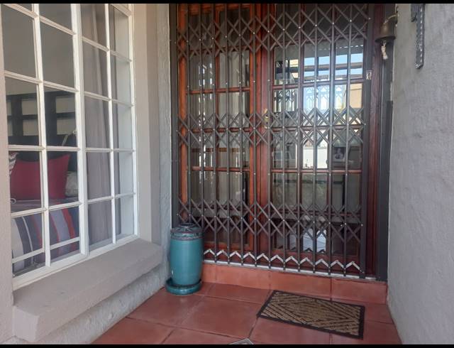 2 BEDROOM SECTIONAL TITLE TO LET IN HEIDELBERG CENTRAL